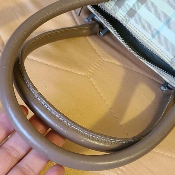 💯 Authentic Burberry Handbag 🍀 - Picture 8 of 13